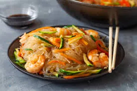SPAGHETTI DI SOIA CON VERDURE E GAMBERI