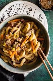 UDON CON VERDURE E STRACCETTI DI MANZO